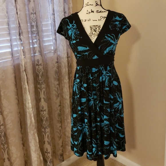 Evan Picone Dresses & Skirts - Black & Blue Dress with tie around waist